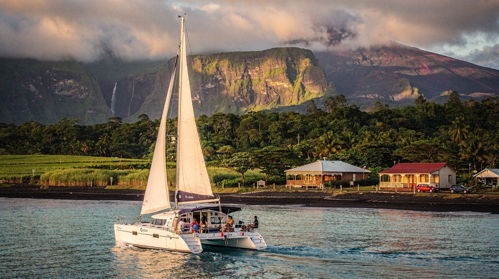 Boat and catamaran cruises