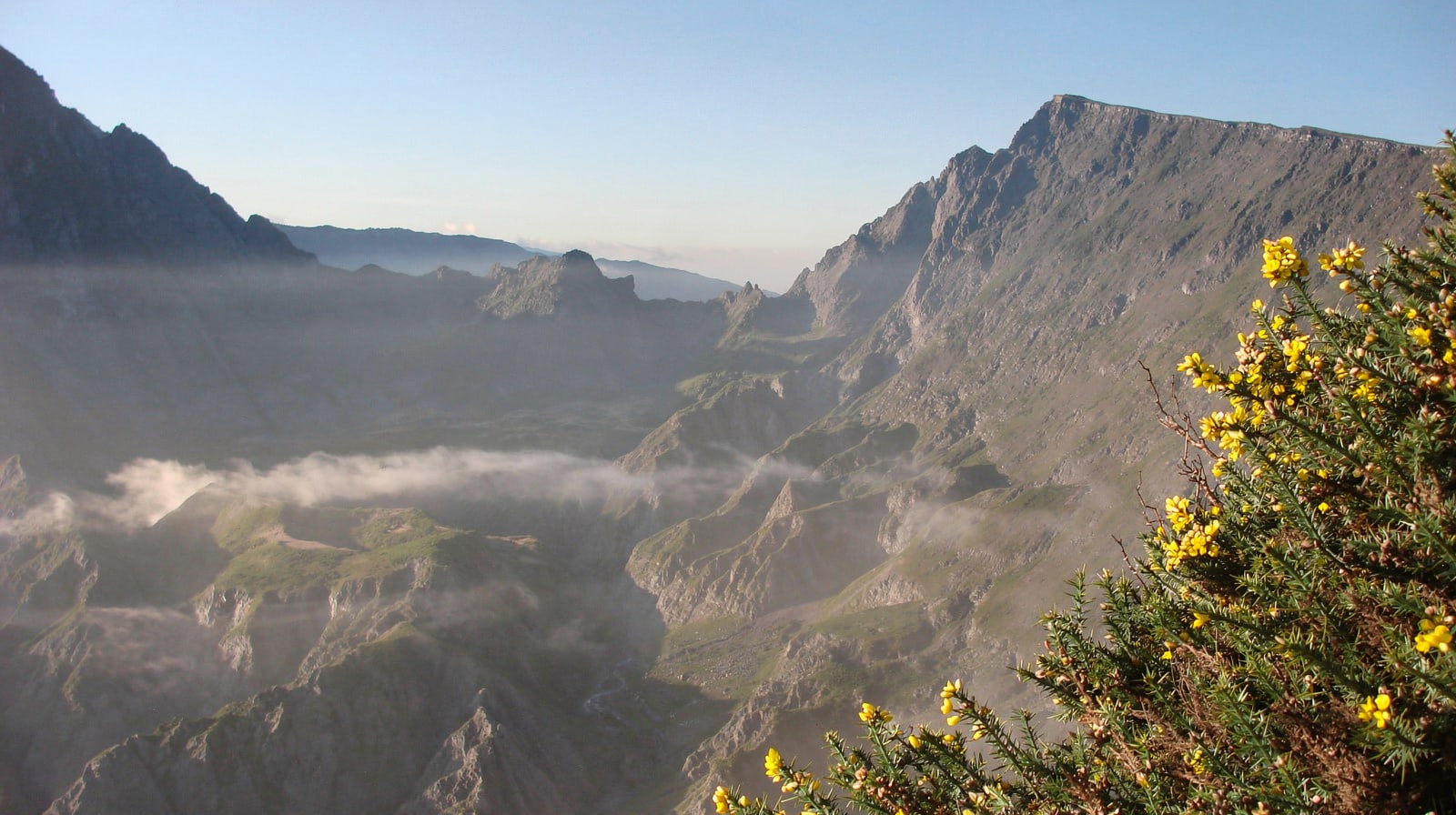 Guided hikes at the Maïdo and into Mafate